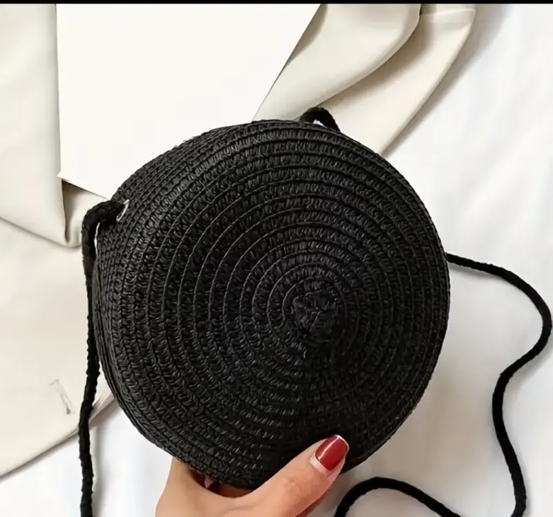 Cartera redonda de paja negra
