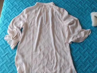 Blusa de mujer color crema con mangas acampanadas - miniatura 1