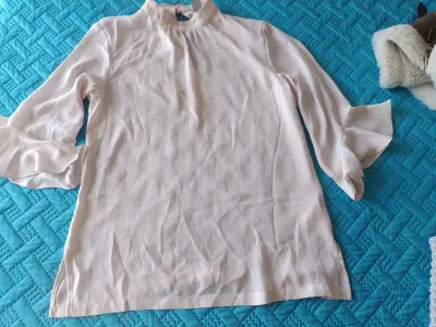 Blusa de mujer color crema con mangas acampanadas - miniatura 2