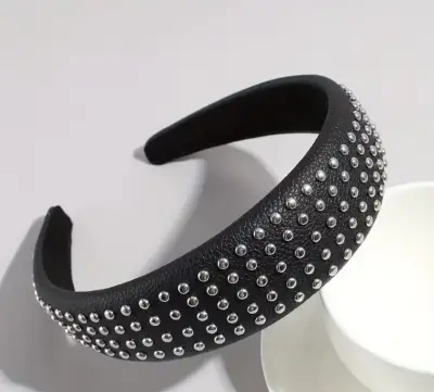 Diadema negra con tachuelas plateadas - miniatura 2