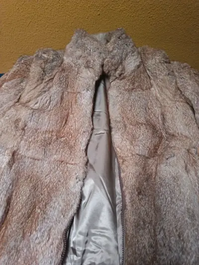 Abrigo de piel sintética beige para mujer - miniatura 5