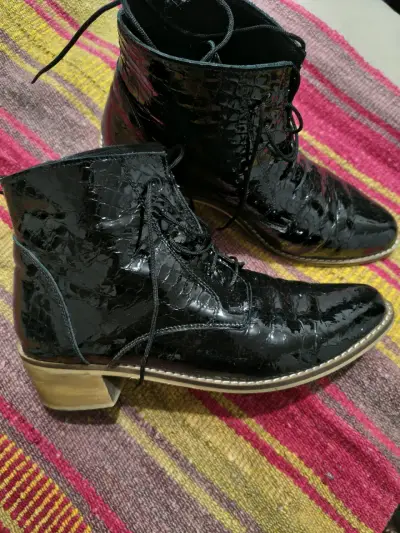 Botines de charol negro con tacón de madera - miniatura 1
