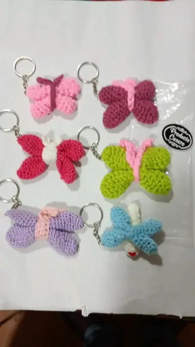 Llavero mariposa tejido a crochet colorido C/U - miniatura 1