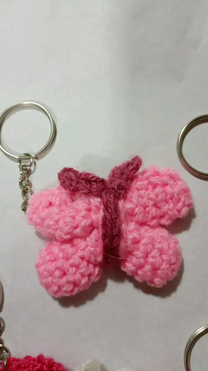 Llavero mariposa tejido a crochet colorido C/U - 2