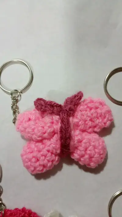 Llavero mariposa tejido a crochet colorido C/U - miniatura 2