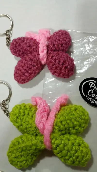 Llavero mariposa tejido a crochet colorido C/U - miniatura 3