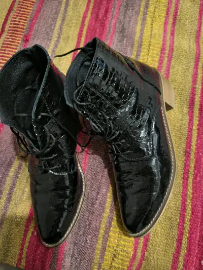 Botines de charol negro con tacón de madera - miniatura 2