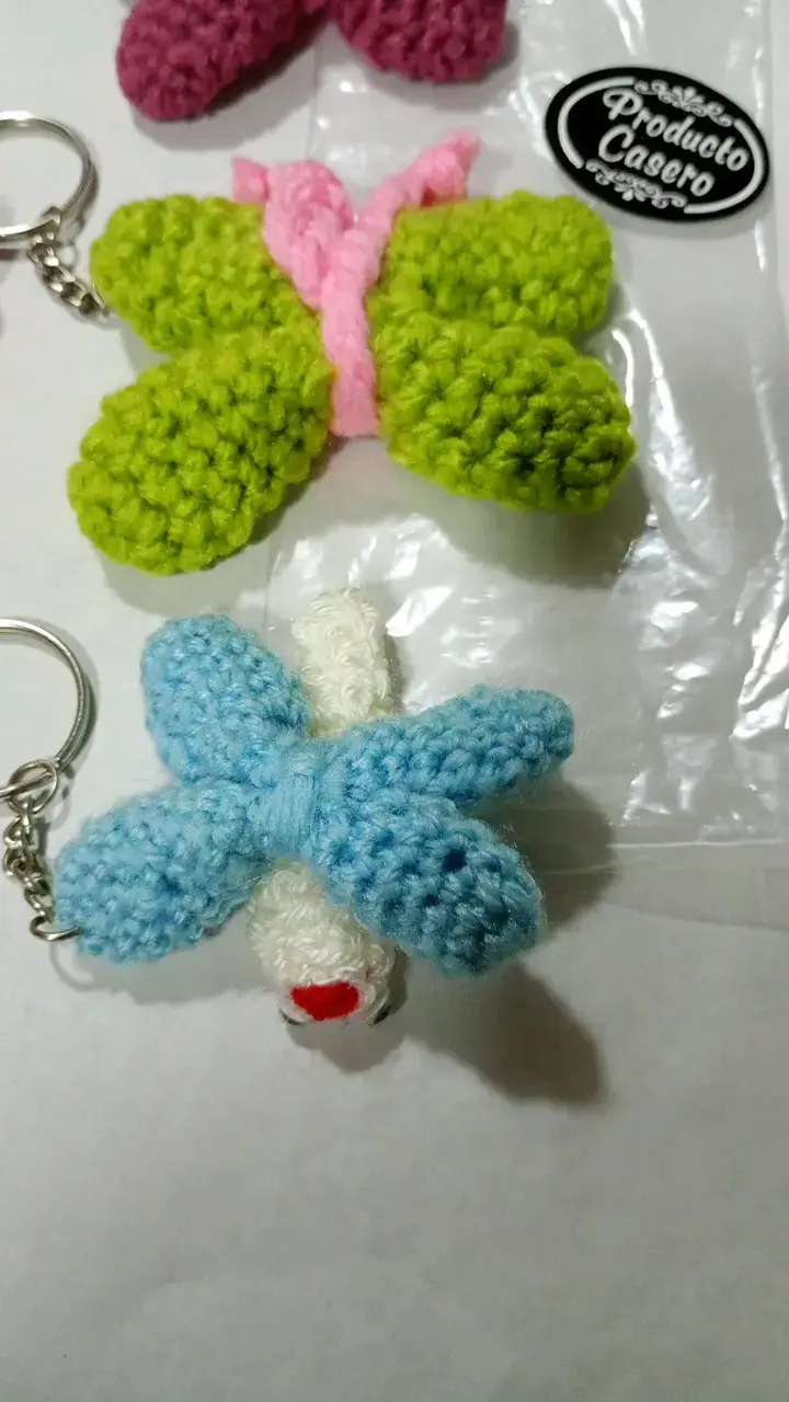 Llavero mariposa tejido a crochet colorido C/U - 5