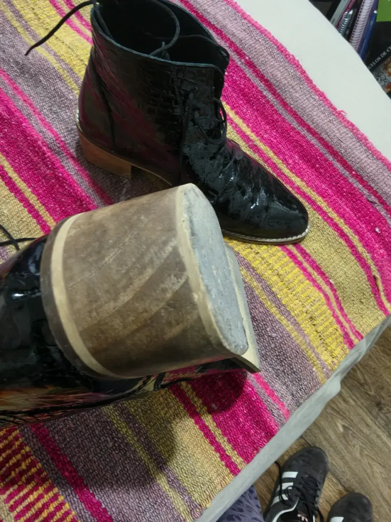 Botines de charol negro con tacón de madera - 4