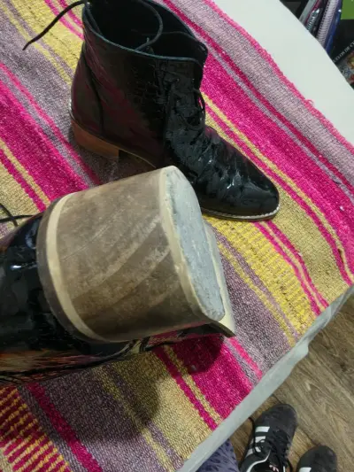 Botines de charol negro con tacón de madera - miniatura 4