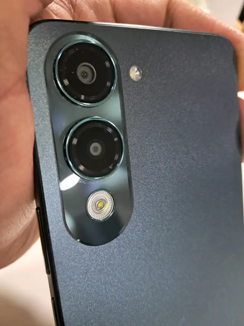 Smartphone Vivo Y04 con doble cámara trasera - 3