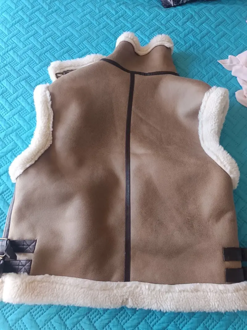 Chaleco sin mangas de piel sintética beige - 2