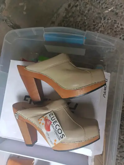 Zuecos de cuero beige con taco alto - miniatura 3
