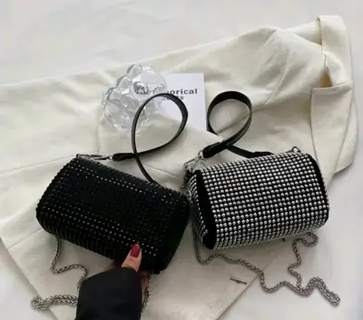 Cartera de mano con cristales y cadena - miniatura 1