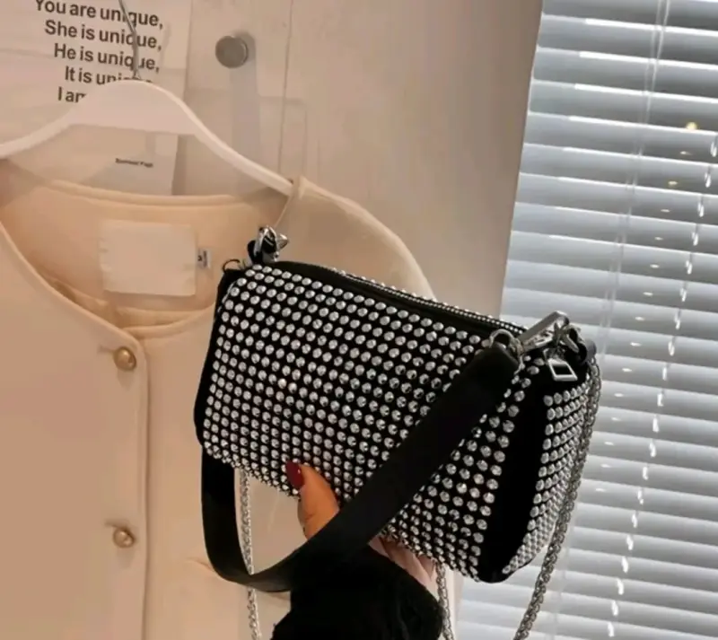 Cartera de mano con cristales y cadena - 2