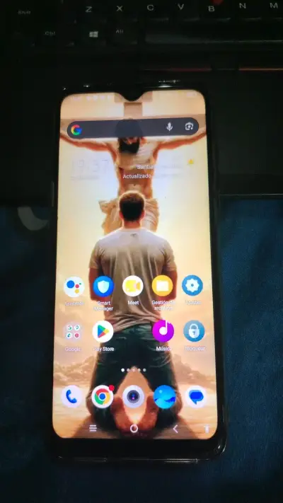 Smartphone TCL con triple cámara trasera - miniatura 1
