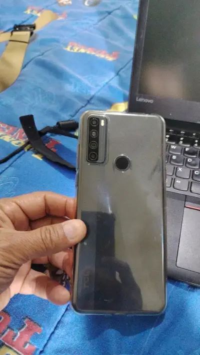 Smartphone TCL con triple cámara trasera - miniatura 2