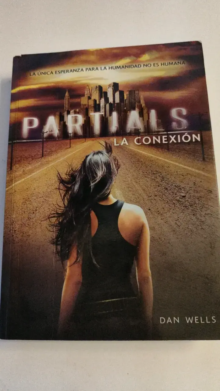 Libro Partials La Conexión de Dan Wells - 1