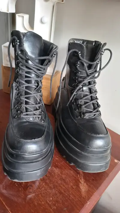 Botas negras de cuero con plataforma y cordones - miniatura 1