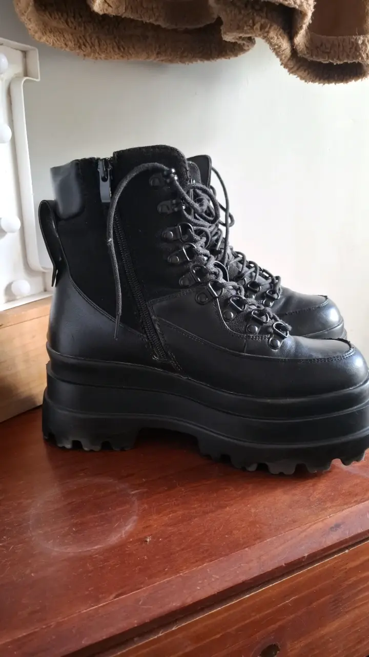 Botas negras de cuero con plataforma y cordones - 2