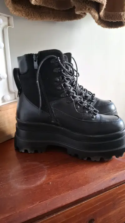 Botas negras de cuero con plataforma y cordones - miniatura 2