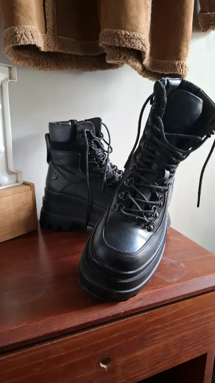 Botas negras de cuero con plataforma y cordones - 3