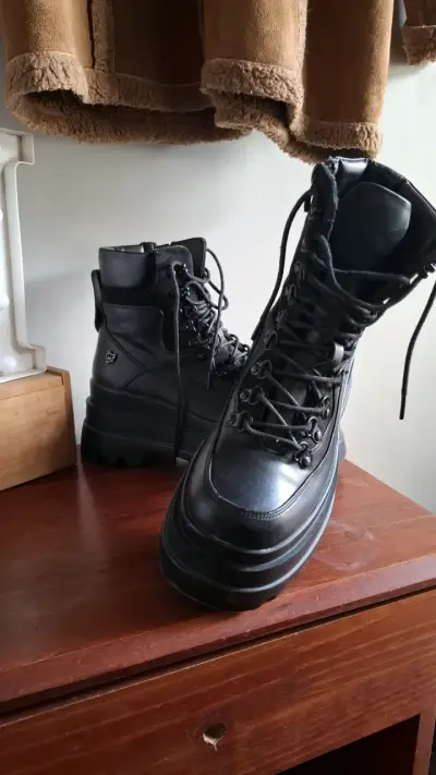 Botas negras de cuero con plataforma y cordones - miniatura 3