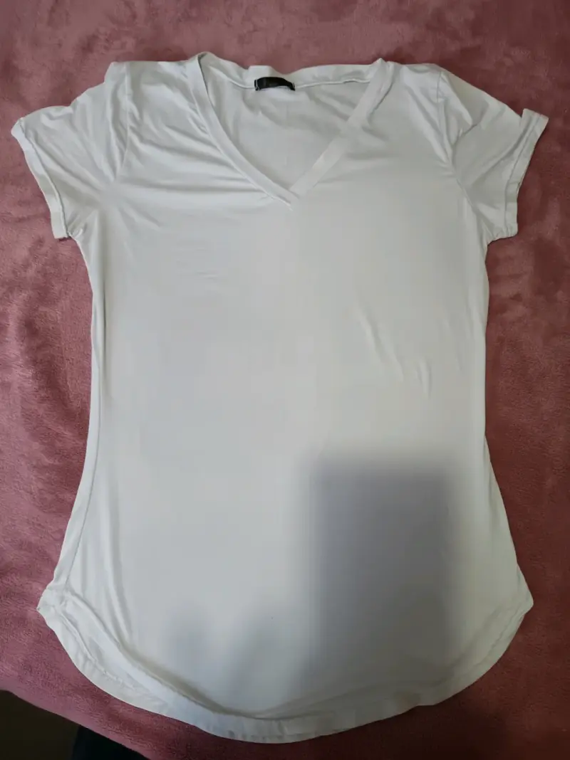 Polera blanca de mujer con cuello en V - 1