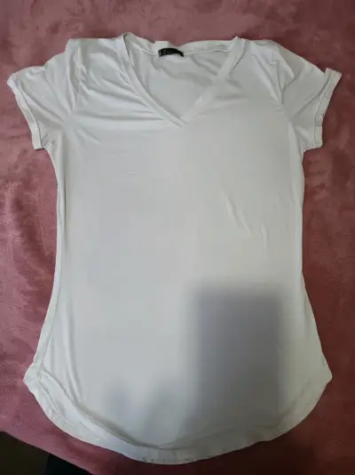 Polera blanca de mujer con cuello en V - miniatura 1