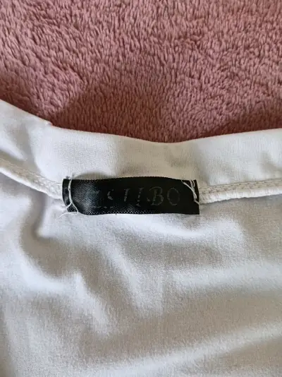 Polera blanca de mujer con cuello en V - miniatura 2