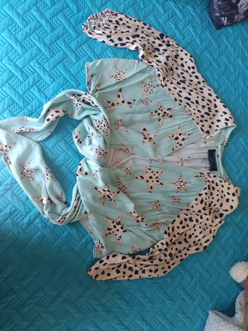 Blusa estampada de estrellas y manchas