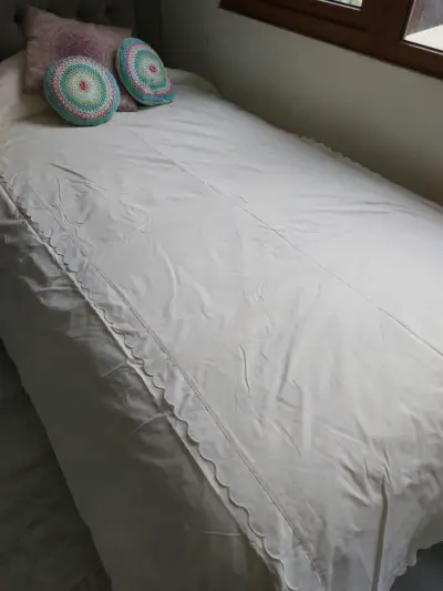 Cubre plumón con vuelitos bordados - miniatura 1
