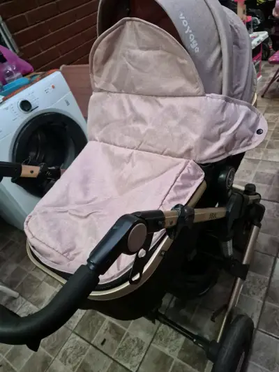 Coche de bebé con diseño Minnie Mouse y accesorios - miniatura 2