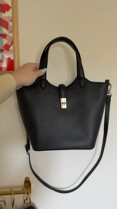 Ropa y carteras - miniatura 2