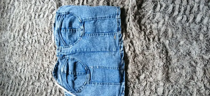 Peto de mezclilla azul con bolsillos