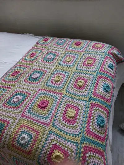 Piecera tejida a crochet multicolor - miniatura 1