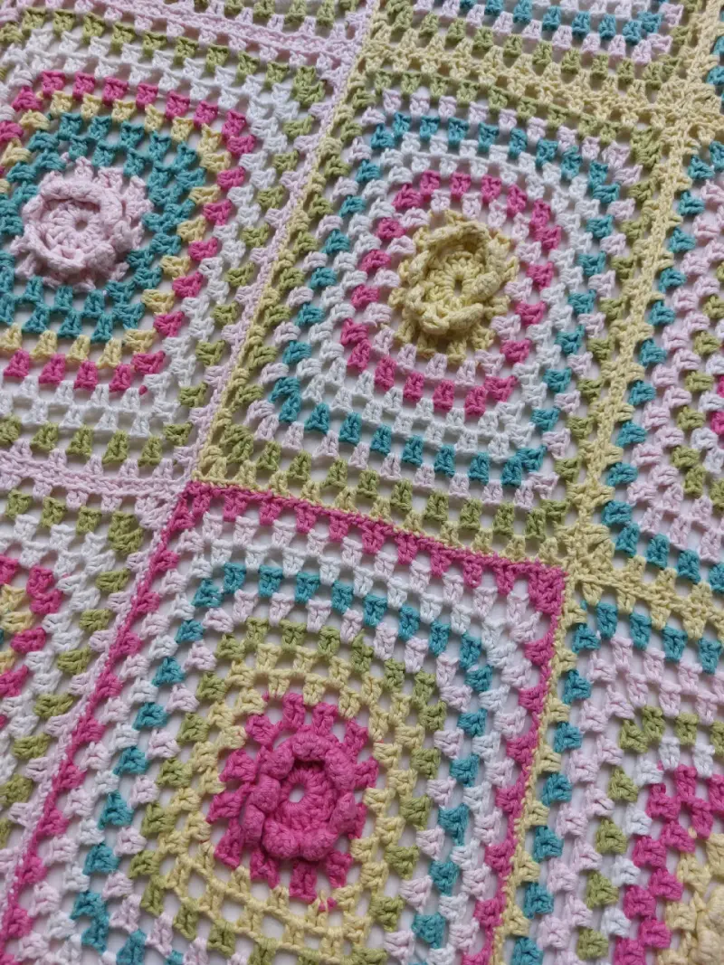 Piecera tejida a crochet multicolor - 2