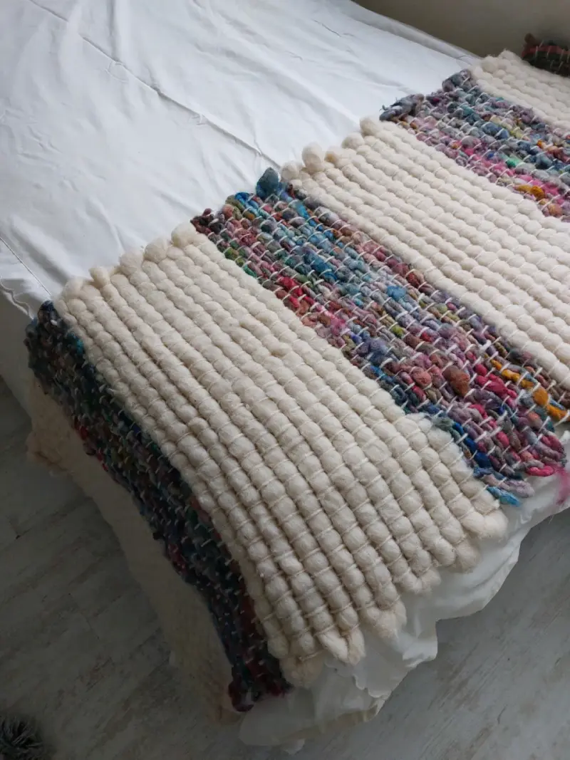 Piecera tejida a mano multicolor para cama - 1
