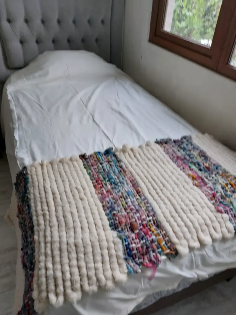 Piecera tejida a mano multicolor para cama - 2