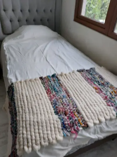 Piecera tejida a mano multicolor para cama - miniatura 2