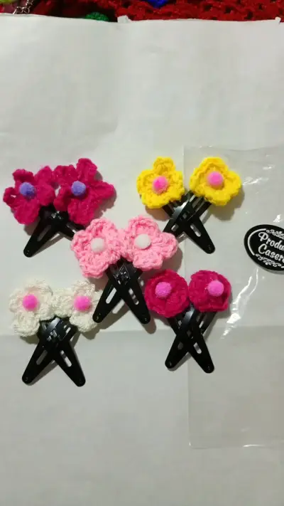 Set de 5 Pinches de Flores Tejidas a Mano - miniatura 2
