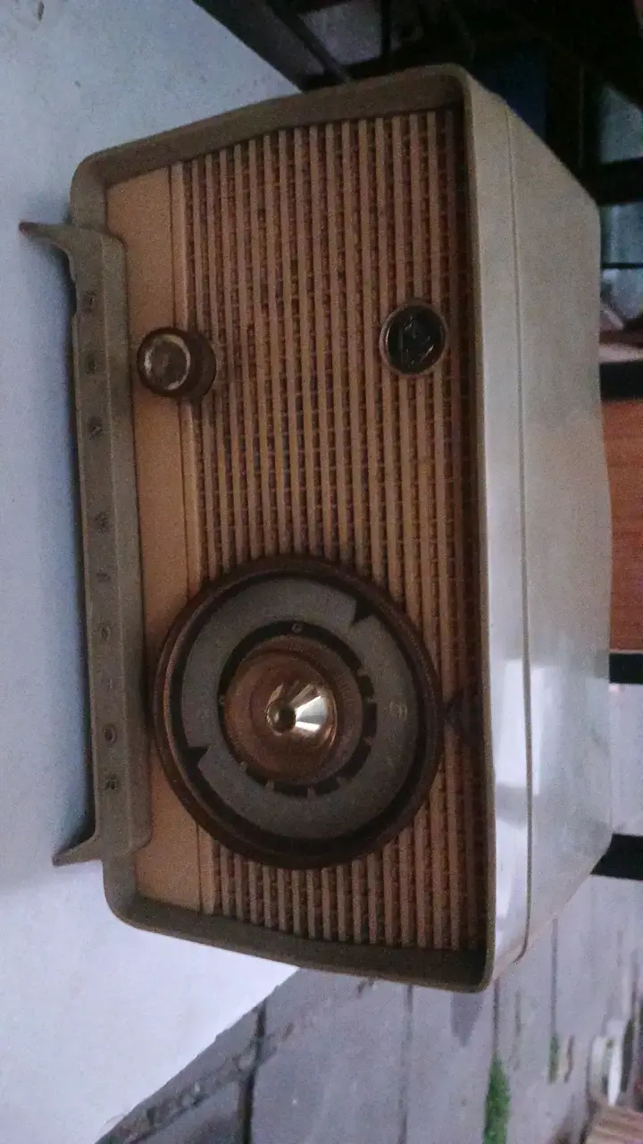 Radio vintage de mesa color beige