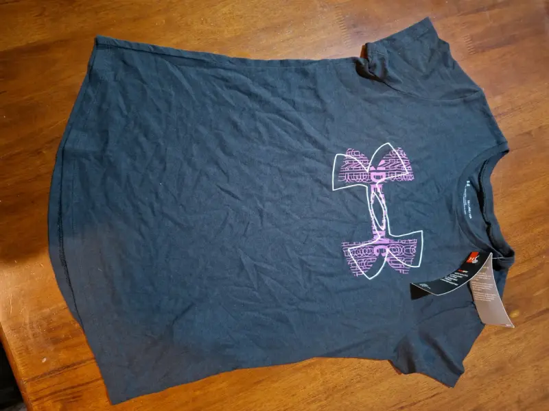 Polera deportiva negra Under Armour para mujer