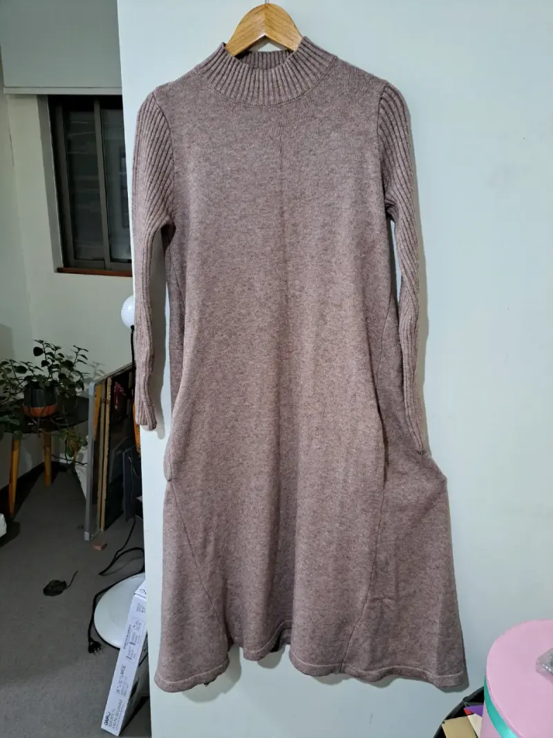 Vestido de lana marrón con cuello alto - 1