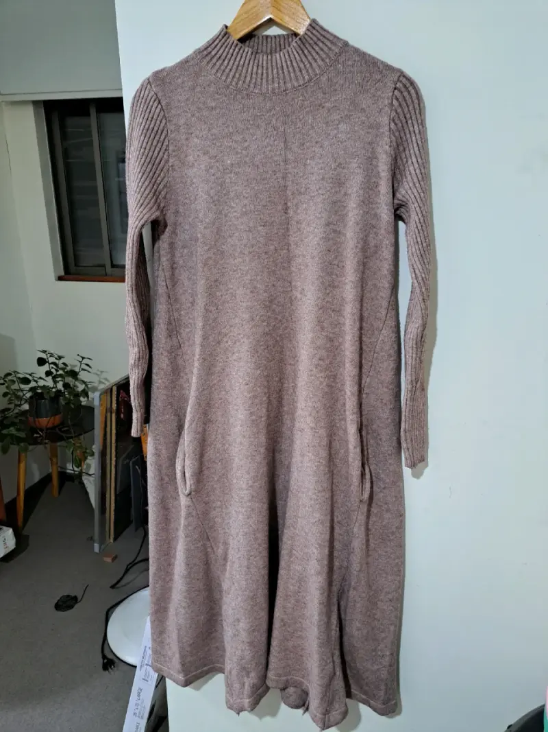 Vestido de lana marrón con cuello alto - 2