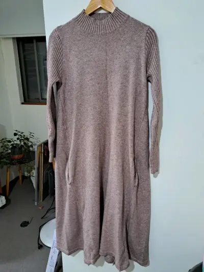 Vestido de lana marrón con cuello alto - miniatura 2