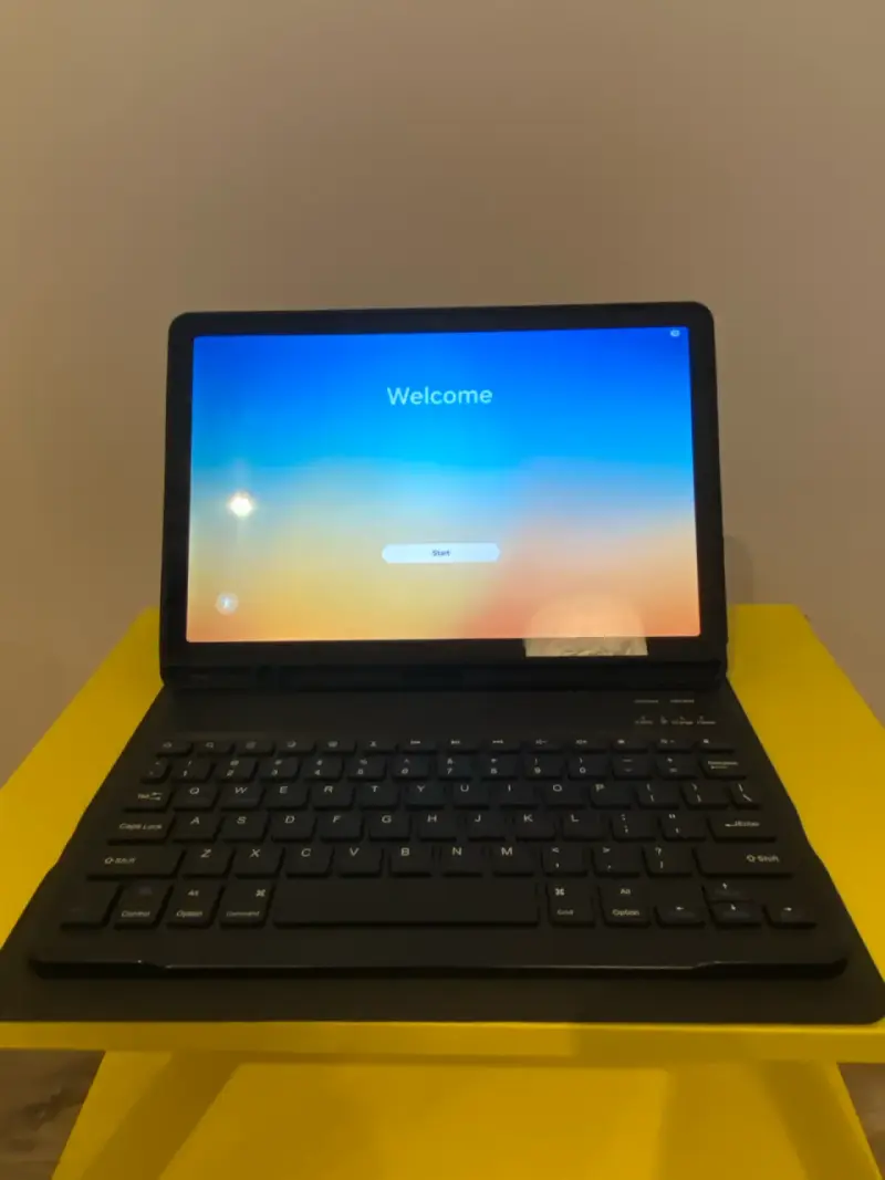 Tablet con teclado desmontable y cable - 1