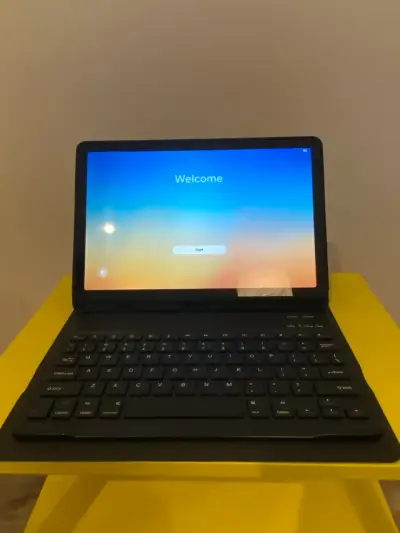 Tablet con teclado desmontable y cable - miniatura 1