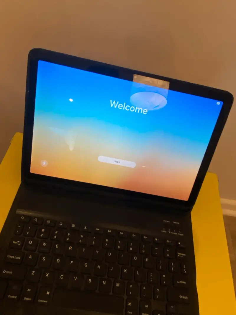 Tablet con teclado desmontable y cable - 2