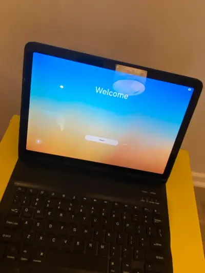 Tablet con teclado desmontable y cable - miniatura 2